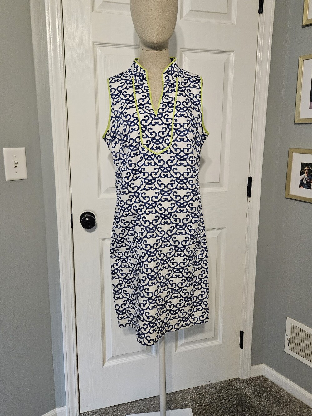 Vince Camuto Navy and White Sleeveless Printed Shift Dress with Lime Trim